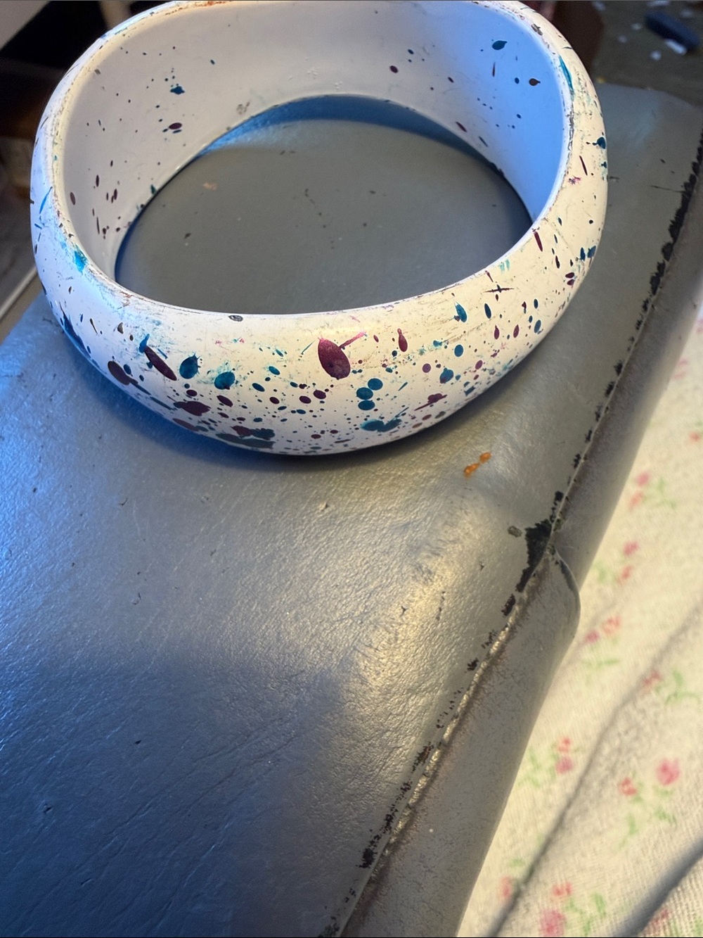 Beautiful bangle bracelet. Multicolors very pretty.​